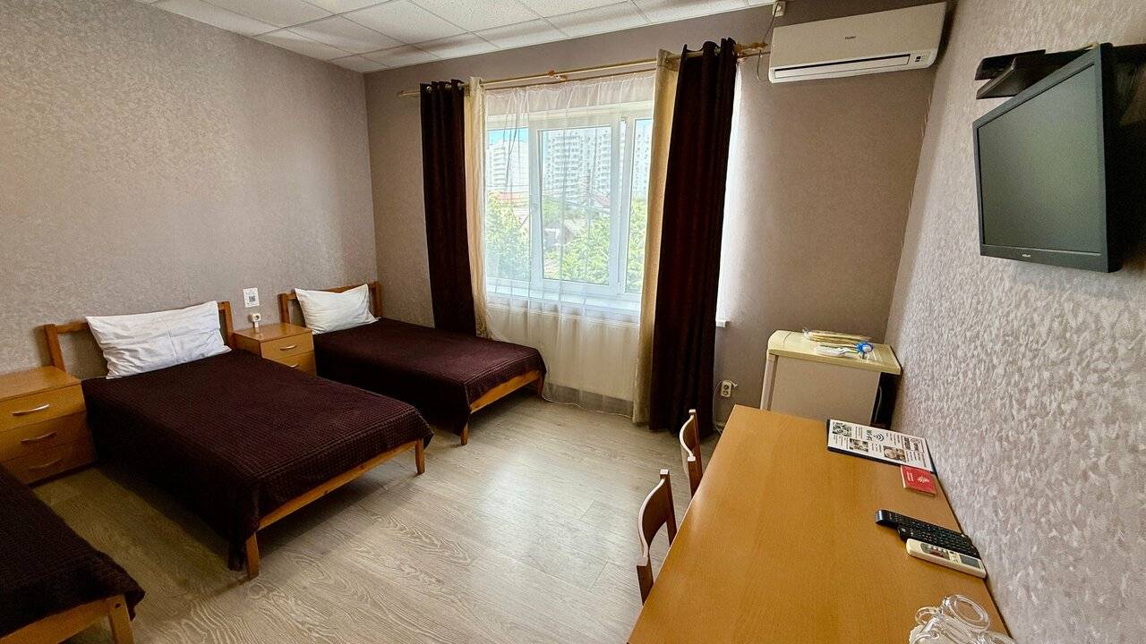 Эконом с общим с/у на этаже, три односпальные кровати